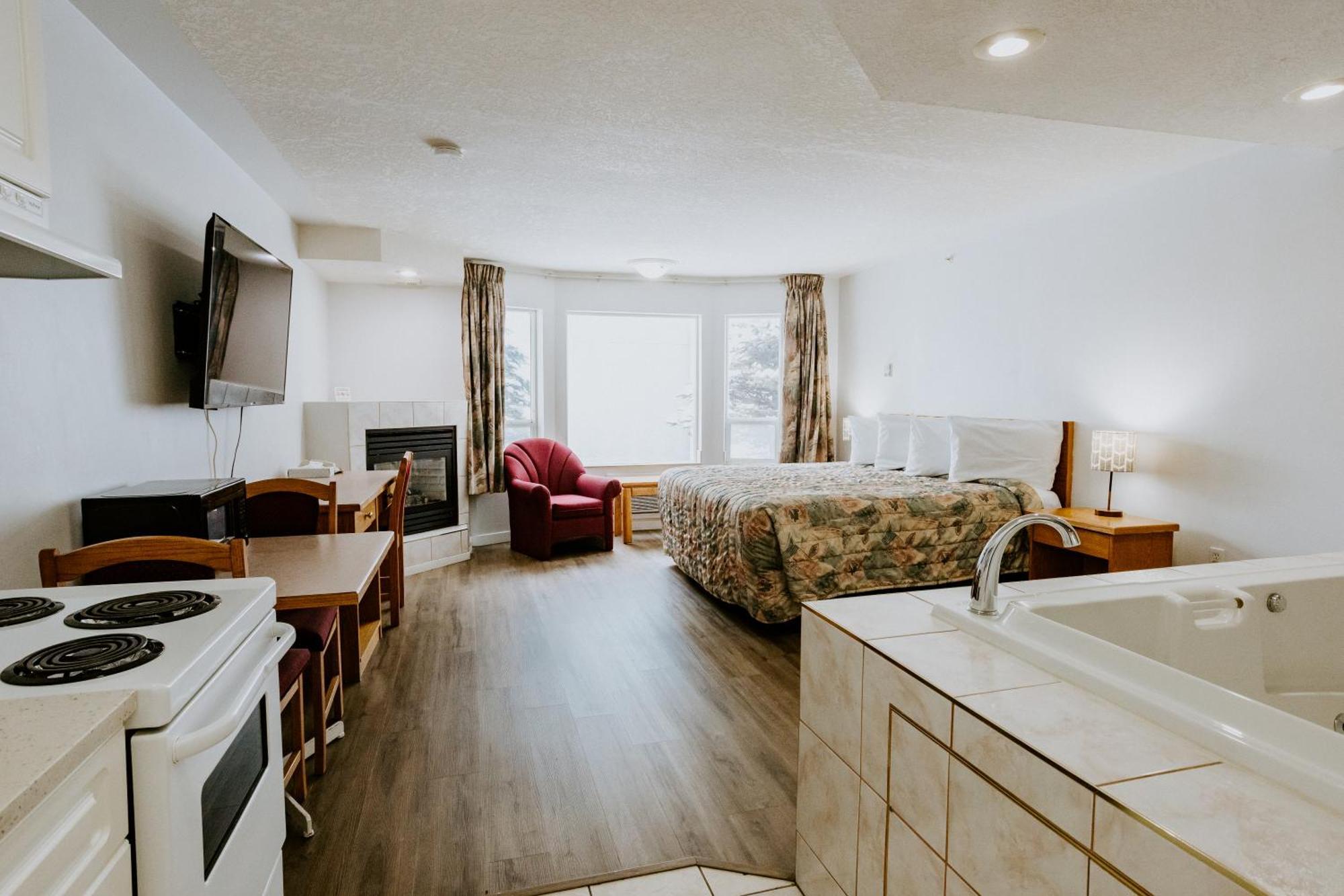 Western Budget Plus Mosaic Suites Penhold ภายนอก รูปภาพ